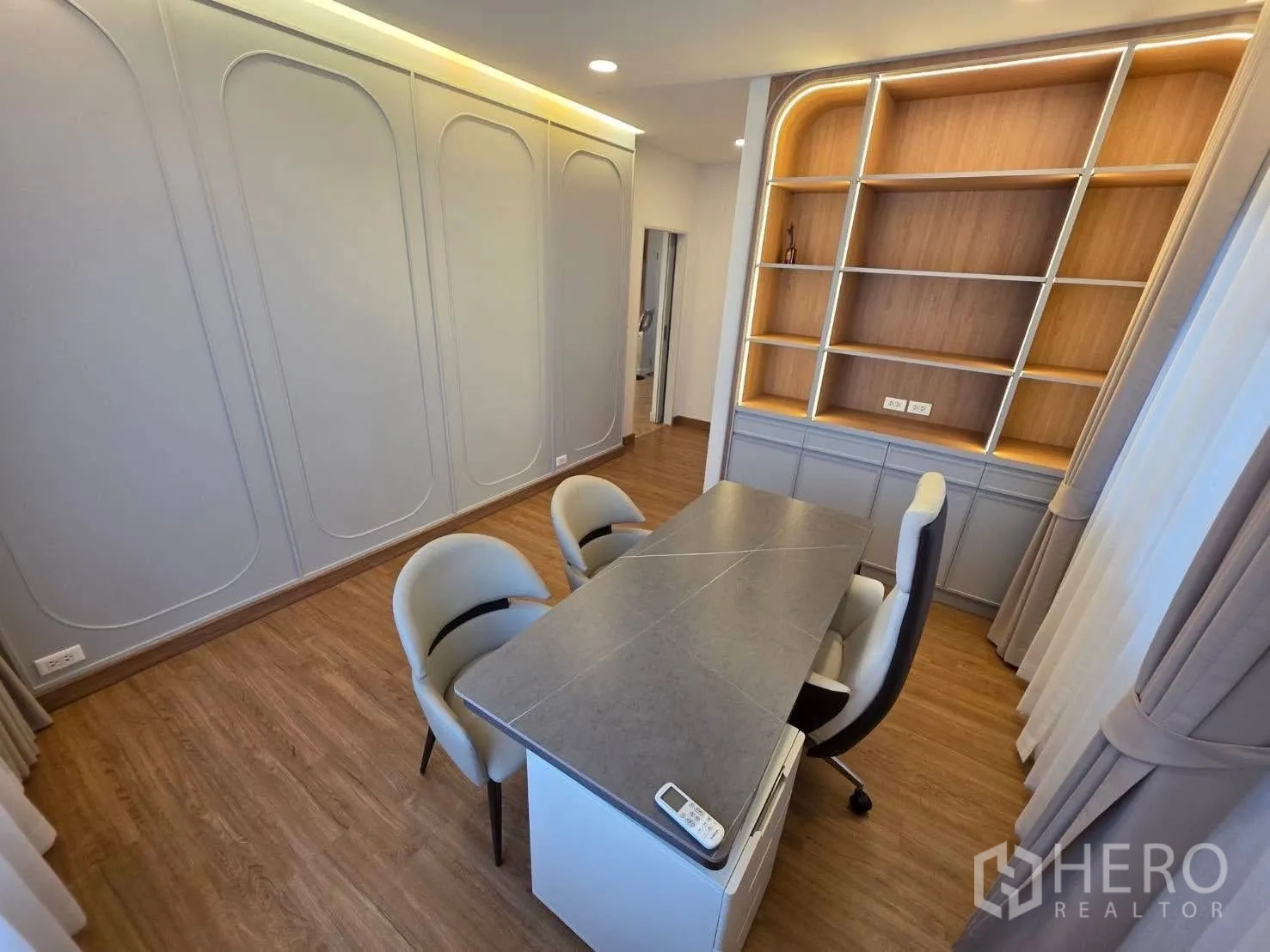 独栋房屋 for rent or sale in Bang Phli, Samut Prakan - 带书桌与照明置物架的家庭办公室。