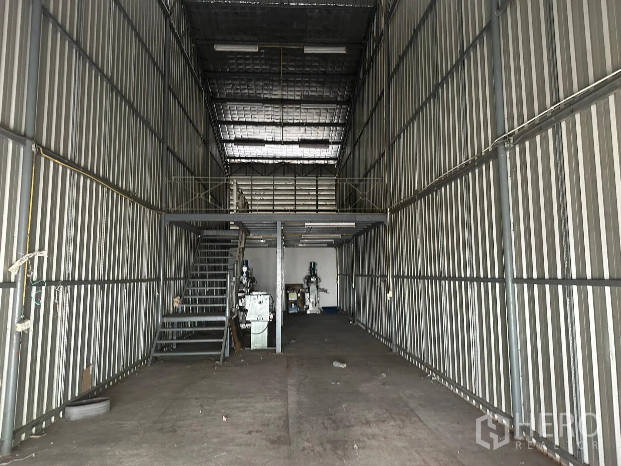货栈 出租在Huai Khwang, Bangkok - 高挑金属板仓库，带夹层平台和楼梯。