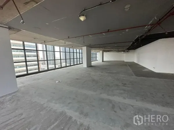 办公空间 出租 - 大面积未装修办公楼层，外露天花与环幕玻璃，城市景观
