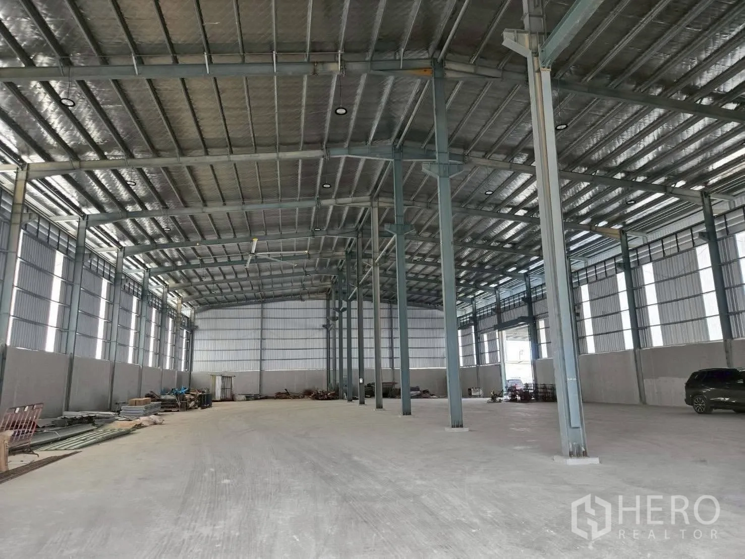 โกดัง for rent in Bang Bo, Samut Prakan - พื้นที่ภายในแบบโถงสูง โครงเหล็ก หลังคามีฉนวน และพื้นคอนกรีตกว้าง