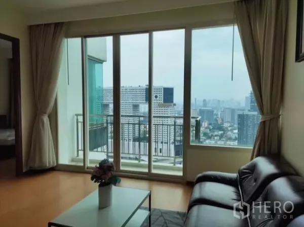 公寓 出租在Chatuchak, Bangkok - 推拉落地门与阳台，远眺城市景观