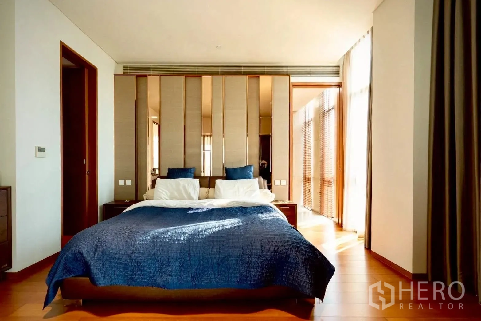 公寓 for sale in Sathon, Bangkok - 卧室以蓝色床品与镜面墙板点缀，采光充足。