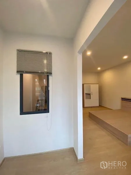 联排别墅 出租在Prawet, Bangkok - 卧室旁小书房/阅读角，带百叶窗的小窗。