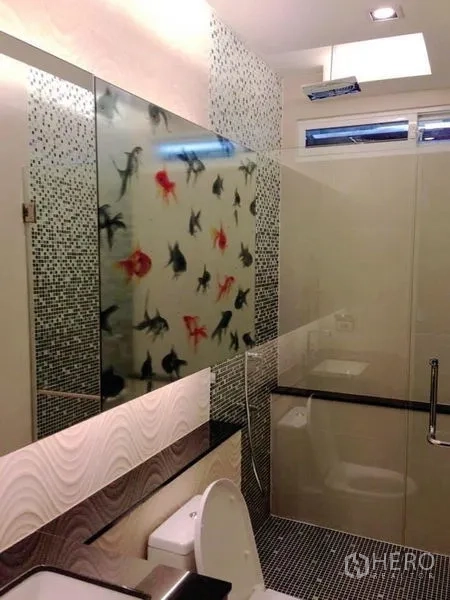 独立式住宅 出租或出售在Prawet, Bangkok - 现代卫浴，雨淋花洒、马赛克墙面与装饰玻璃隔断。