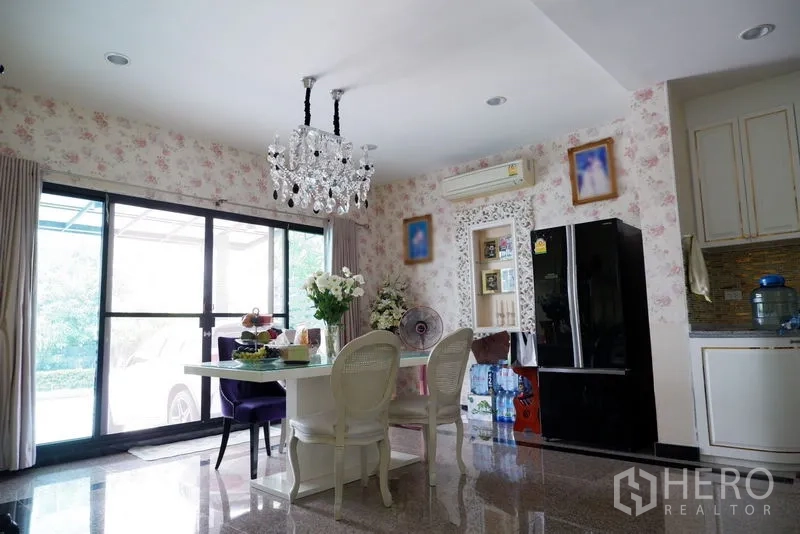 Detached House for sale in Saphan Sung, Bangkok - Dining corner beside the kitchen with floral wallpaper and chandelier.