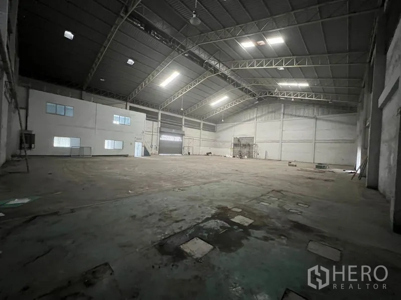 货栈 出租在Bang Sao Thong, Samut Prakan - 高净空仓库内部视角，混凝土地面与照明。