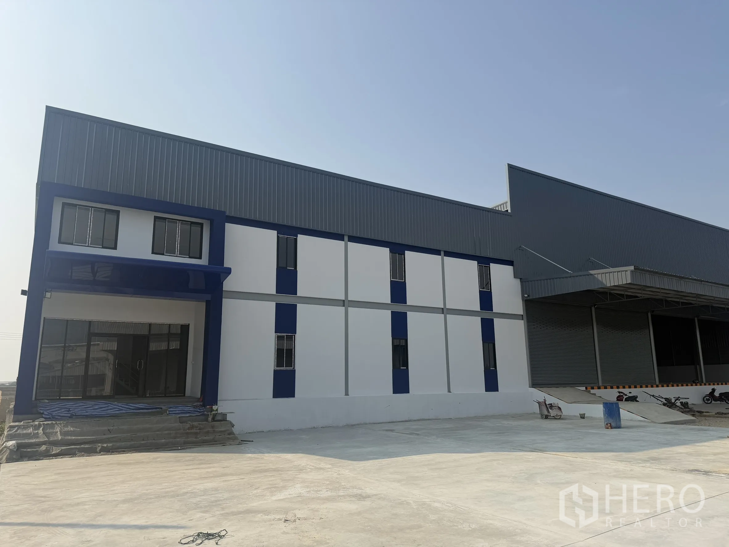 โกดัง for rent in Bang Bo, Samut Prakan - มุมมองด้านหน้าใกล้ชิดและชานโหลดพร้อมทางลาด
