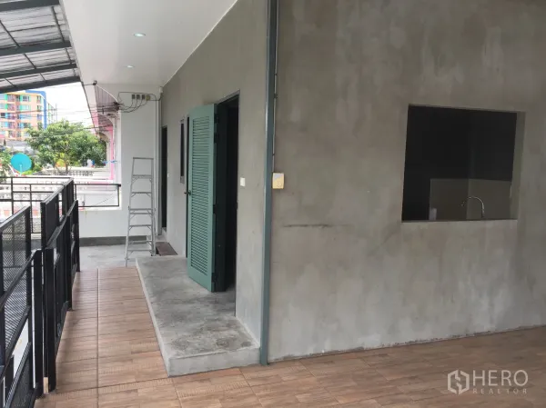 独立式住宅 出租在Din Daeng, Bangkok - 阳台转角，绿色百叶门、服务窗口与水槽。