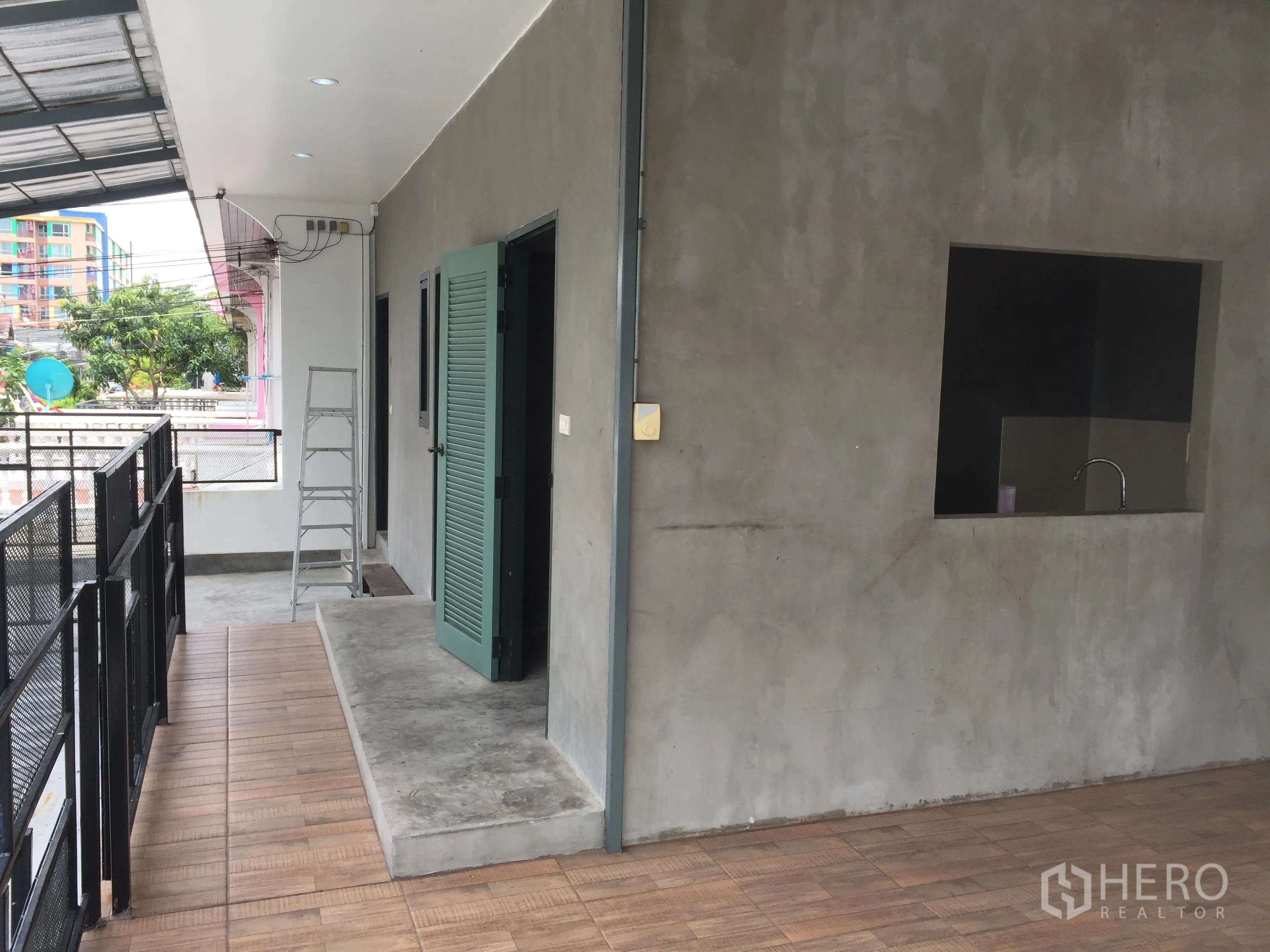 独立式住宅 出租在Din Daeng, Bangkok - 阳台转角，绿色百叶门、服务窗口与水槽。