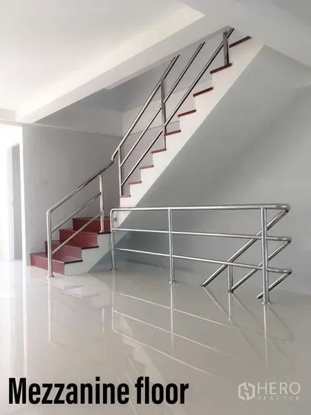 带办公室的家 出租在Min Buri, Bangkok - 带不锈钢扶手的楼梯通往夹层，地面为亮面瓷砖。