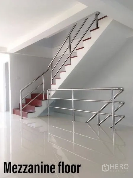 带办公室的家 出租在Min Buri, Bangkok - 带不锈钢扶手的楼梯通往夹层，地面为亮面瓷砖。