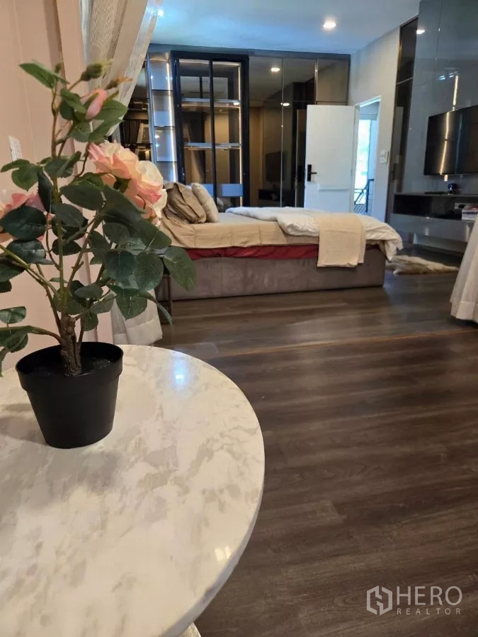 บ้าน ให้เช่าหรือขายในBang Phli, Samut Prakan - มุมนั่งเล่นในห้องนอน โต๊ะหินอ่อนพร้อมกระถางดอกไม้ พื้นไม้