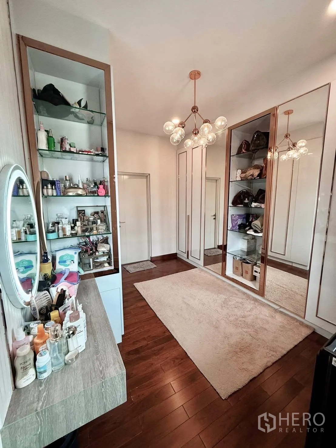 Detached House for rent or sale in Wang Thonglang, Bangkok - Dressing room with vanity table, shelving and soft area rug.