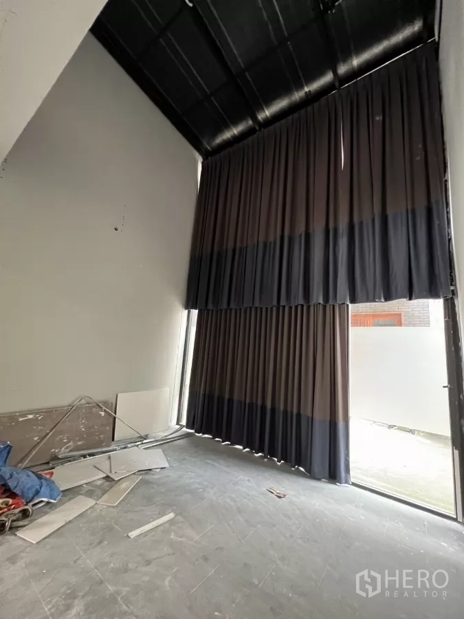 带办公室的家 出租在Pathum Wan, Bangkok - 高挑房间，整面窗帘与混凝土地面。