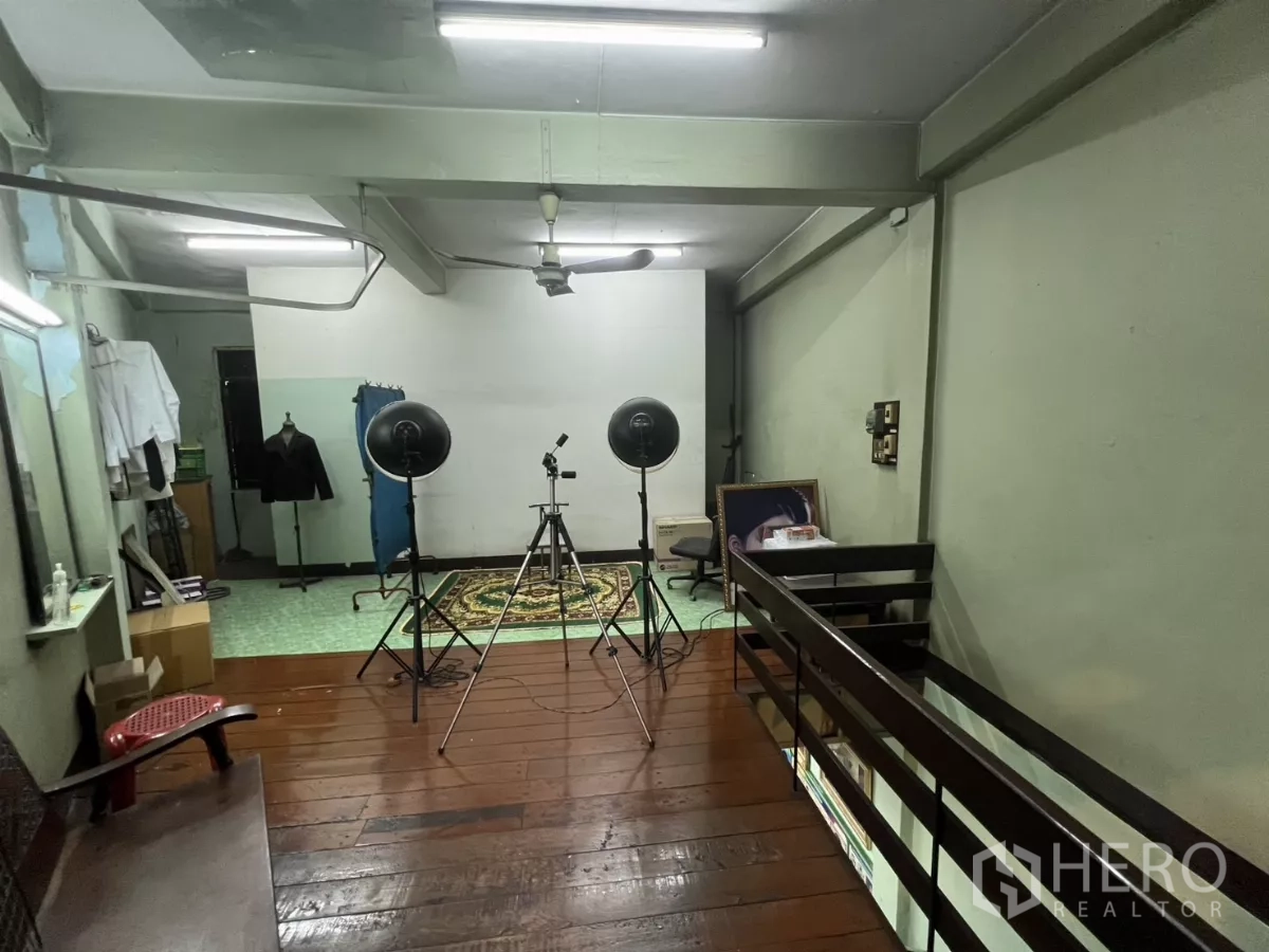 อาคารพาณิชย์ ให้เช่าในWatthana, Bangkok - ห้องสตูดิโอชั้นบน พื้นไม้ พร้อมไฟสตูดิโอ
