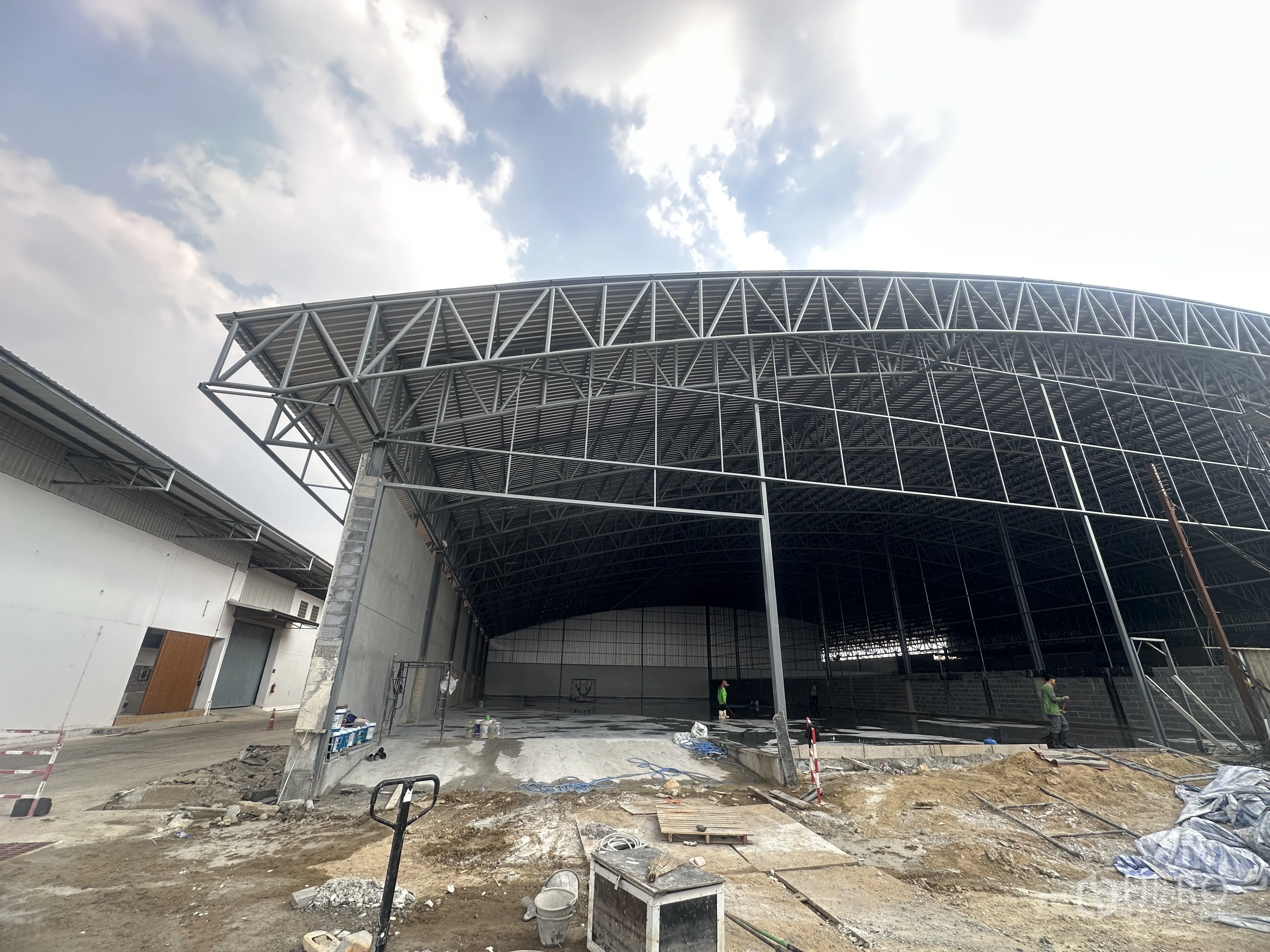 Warehouse for rent in Pak Kret, Nonthaburi - Newly built steel-frame warehouse in Pak Kret, Nonthaburi with a high-clearance roof and wide loading apron.