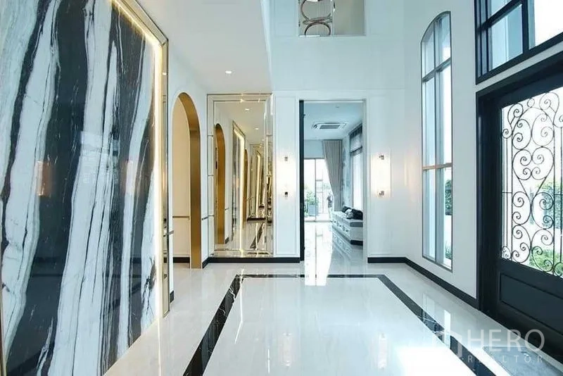独立式住宅 出售在Lat Krabang, Bangkok - 挑高门厅，大理石特色墙与拱门。