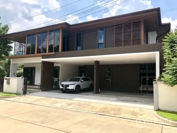 独立式住宅 出租或出售在Prawet, Bangkok - 曼谷Prawet区现代两层独栋别墅，带宽敞车位与高挑落地窗。