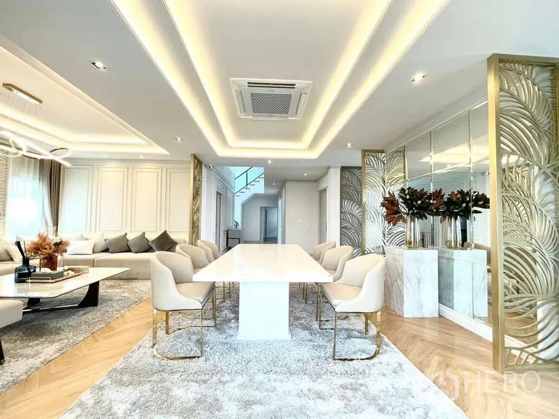 บ้าน ให้เช่าในBang Phli, Samut Prakan - มุมรับประทานอาหารโต๊ะขาว เก้าอี้บุนวม ผนังกระจกเงา