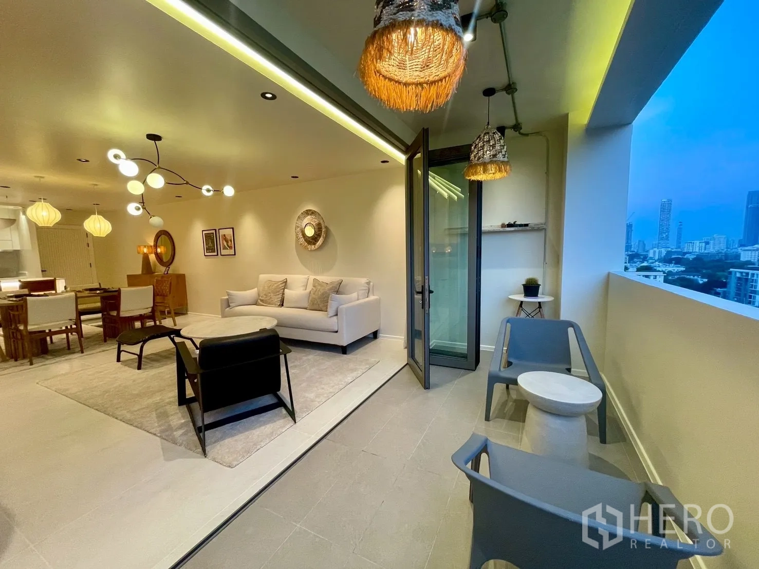 คอนโด for sale in Watthana, Bangkok - ระเบียงมีชุดเก้าอี้ เปิดเชื่อมต่อห้องนั่งเล่นด้วยประตูพับ