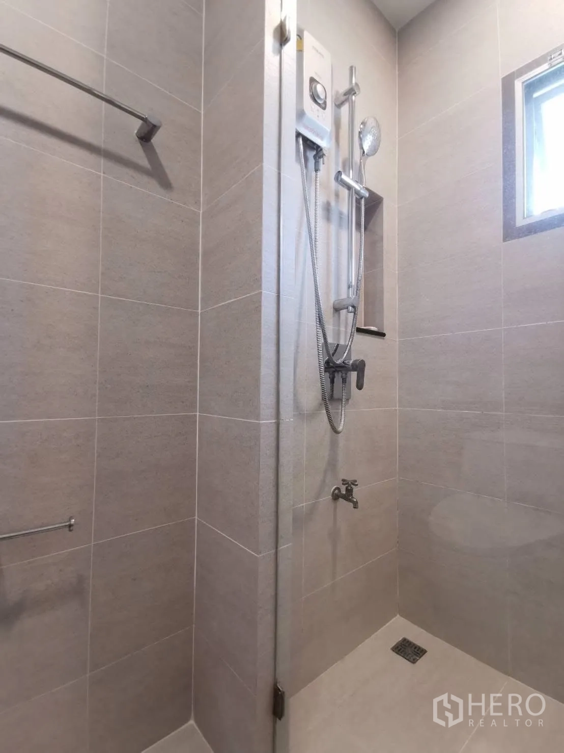 บ้านเดี่ยว for rent in Bang Phli, Samut Prakan - ห้องอาบน้ำปูกระเบื้องพร้อมเครื่องทำน้ำอุ่น ฉากกั้นกระจก และหน้าต่างบานเล็ก