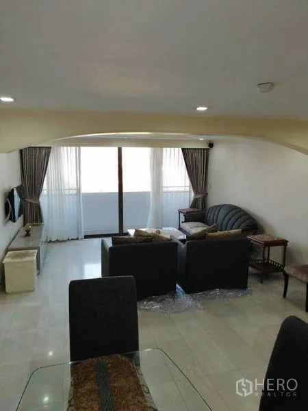 คอนโด ให้เช่าในWatthana, Bangkok - ห้องนั่งเล่นสว่าง เปิดออกสู่ระเบียงผ่านประตูกระจกบานเลื่อน