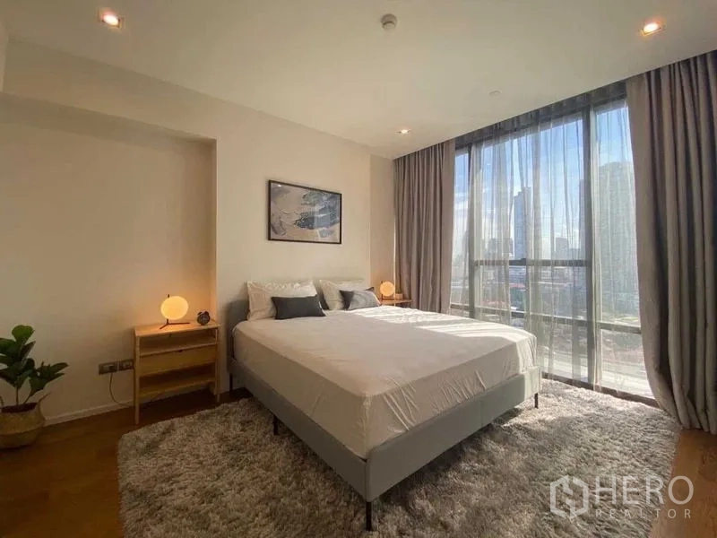 คอนโด ให้เช่าในSathon, Bangkok - ห้องนอนรับแสงธรรมชาติ หน้าต่างบานใหญ่ วิวเมือง และพรมหนานุ่ม