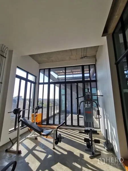 带办公室的家 出售在Wang Thonglang, Bangkok - 小型健身角，配健身器材与落地窗。