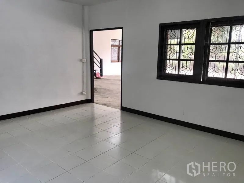 货栈 出租在Pathum Thani - 一层办公室，带防盗窗，通向仓库空间。