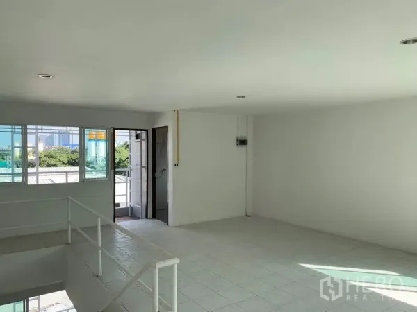 Office Space for rent in Huai Khwang, Bangkok - Bright office room with windows, a small balcony door and tiled flooring.
