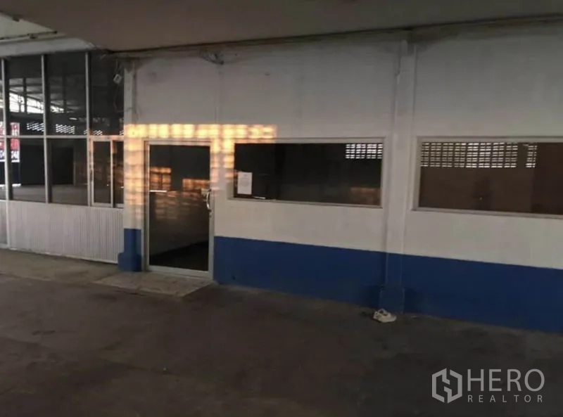 คลังสินค้า ให้เช่าในBang Phli, Samut Prakan - ผนังด้านในมีห้องสำนักงานชั้นล่างพร้อมประตูกระจกและช่องหน้าต่าง