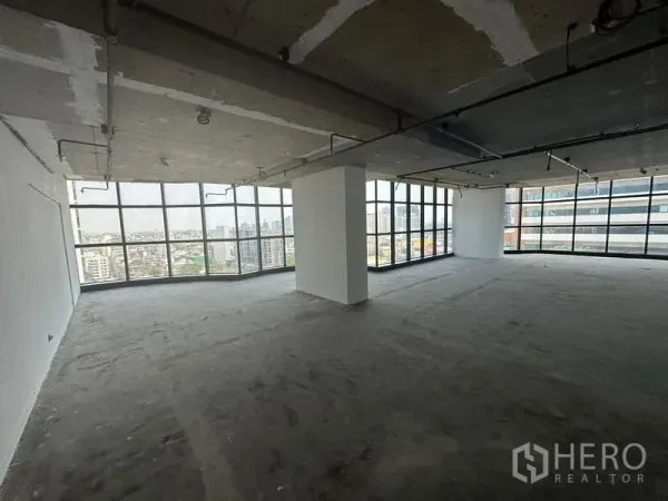 办公空间 出租 - 转角办公区配全景落地窗，自然采光充足，俯瞰艾卡迈