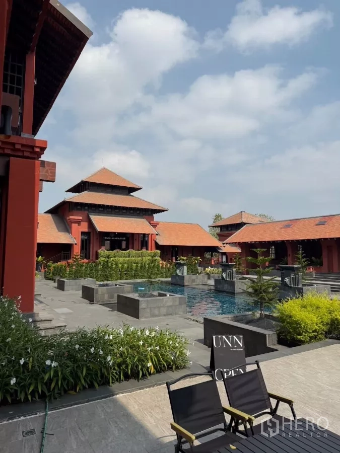 独立式住宅 出租或出售在Mueang Nonthaburi, Nonthaburi - 小区泳池与景观庭院，旁边是红瓦会所。