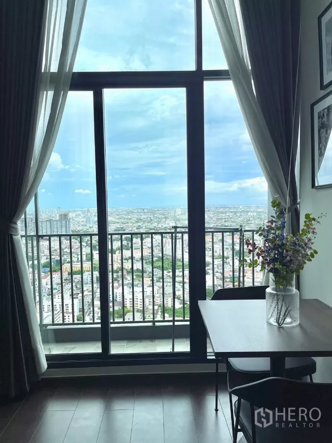 คอนโด ให้เช่าในWatthana, Bangkok - ประตูกระจกบานเลื่อนไปยังระเบียง มองเห็นสกายไลน์กรุงเทพฯ