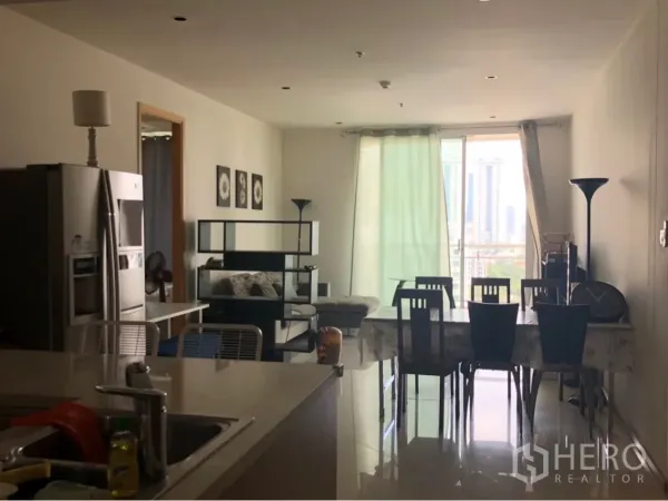 公寓 出租或出售在Sathon, Bangkok - 开放式客餐厅连接阳台与城市景观，落地窗采光充足，设六人餐桌。