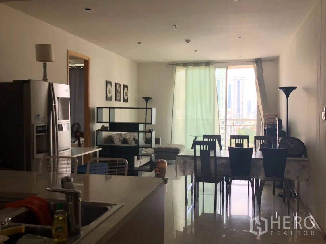 公寓 出租或出售在Sathon, Bangkok - 开放式客餐厅连接阳台与城市景观，落地窗采光充足，设六人餐桌。