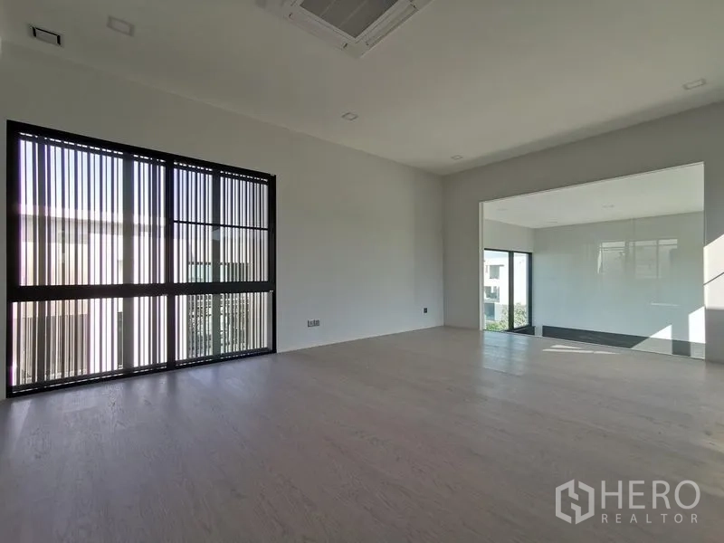 บ้าน ขายในSaphan Sung, Bangkok - ห้องพักผ่อนชั้นบนอเนกประสงค์ พร้อมหน้าต่างบานกว้างและพื้นไม้โทนอ่อน.