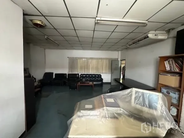 工厂 出租在Lam Luk Ka, Pathum Thani - 宽敞的办公室休息区，沙发与书架