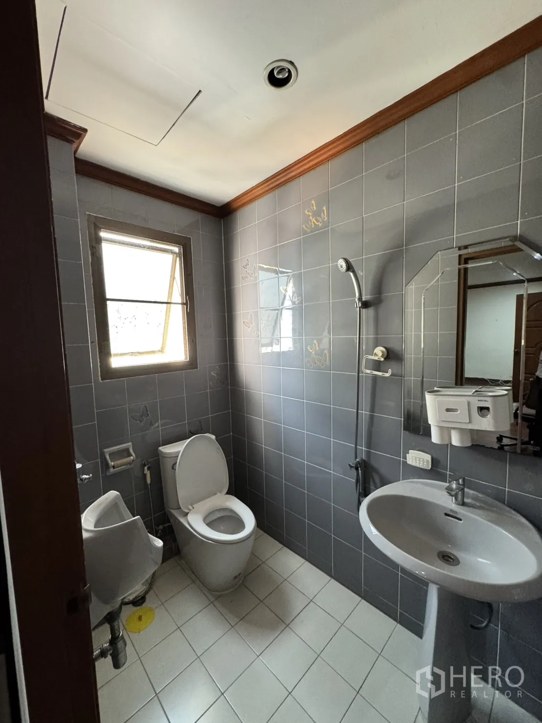 โฮมออฟฟิศ for rent in Watthana, Bangkok - ห้องน้ำขนาดกะทัดรัด กระเบื้องเทา พร้อมอ่างล้างหน้า โถสุขภัณฑ์ และโถปัสสาวะ