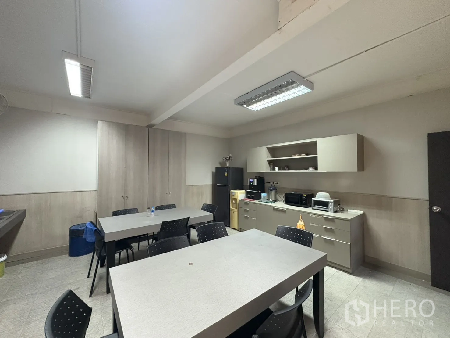 工厂 出售在Khlong Toei, Bangkok - 员工茶水间，内置柜、餐桌与电器