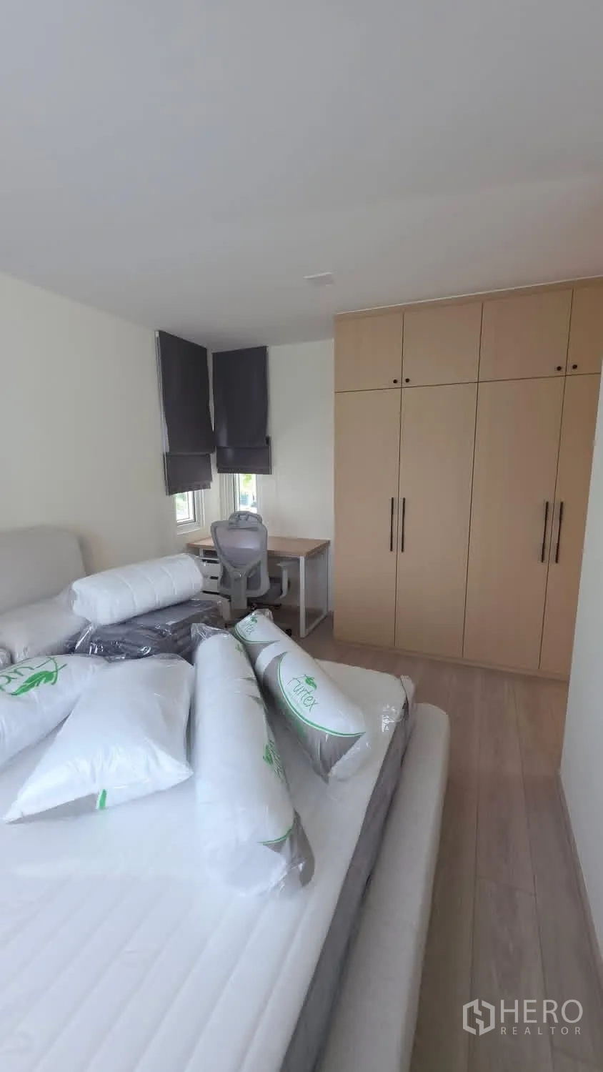 独栋房屋 for rent in Bang Phli, Samut Prakan - 卧室内床架、通顶衣柜与书桌。