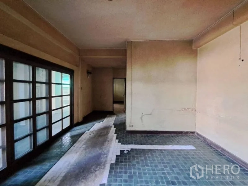 零售空间 出租在Sathon, Bangkok - 两层建筑外观，大面积窗户与宽阔的前场硬地。