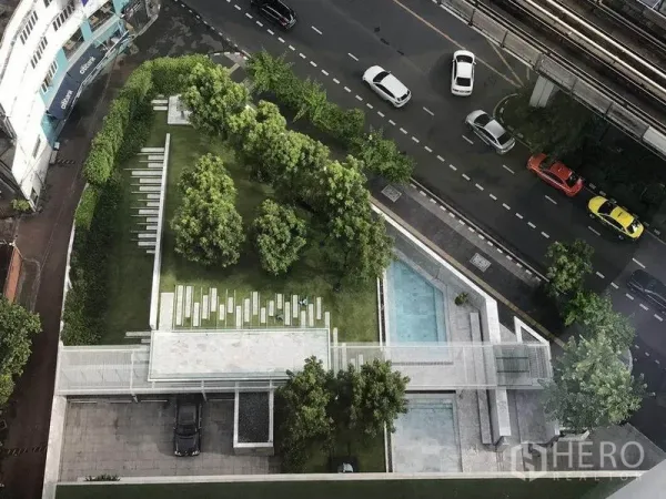 Condominium for rent in Khlong Toei, Bangkok - Aerial view of condo landscaped garden and pool beside road and BTS line