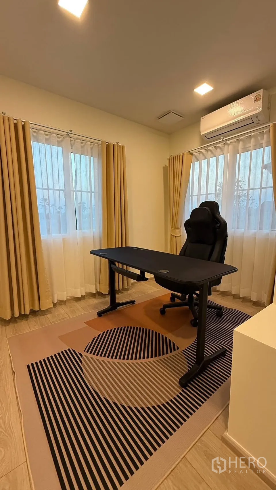 Detached House for rent in Bang Phli, Samut Prakan - Bright home office with large windows, curtains, desk and ergonomic chair.