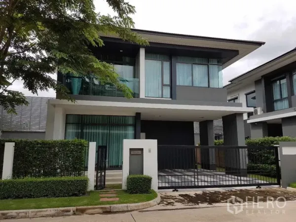 独立式住宅 出租在Bang Kapi, Bangkok - 现代两层独栋别墅外观，带阳台与入户庭院铁门，位于邦甲比