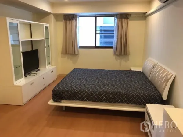 คอนโด ให้เช่าในWatthana, Bangkok - ห้องนอนเตียงคู่ พร้อมชั้นวางทีวีบิลท์อินและหน้าต่าง