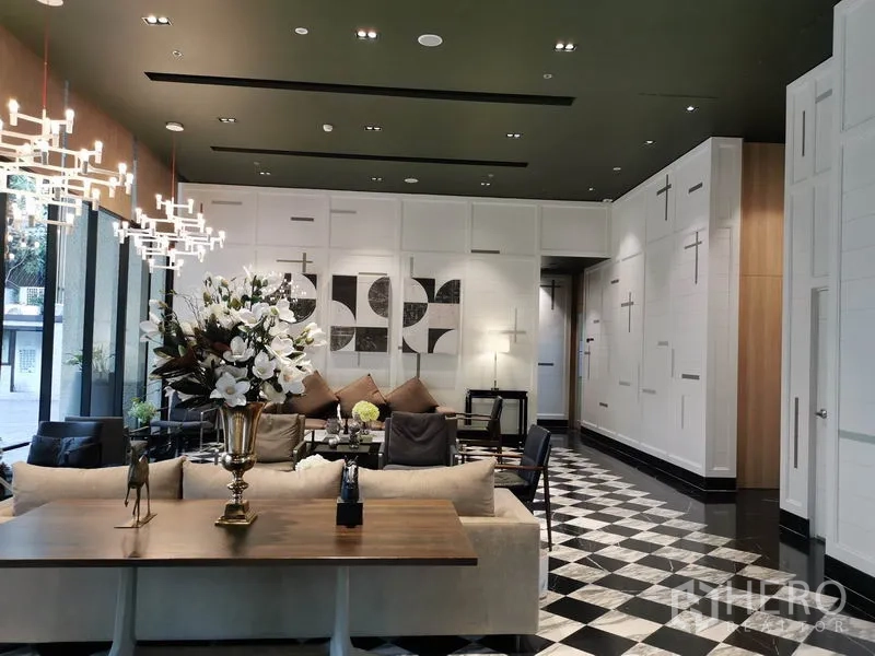 คอนโด ให้เช่าในWatthana, Bangkok - ล็อบบี้หรู โคมไฟดีไซน์ โซฟานั่งเล่น และพื้นลายตาราง