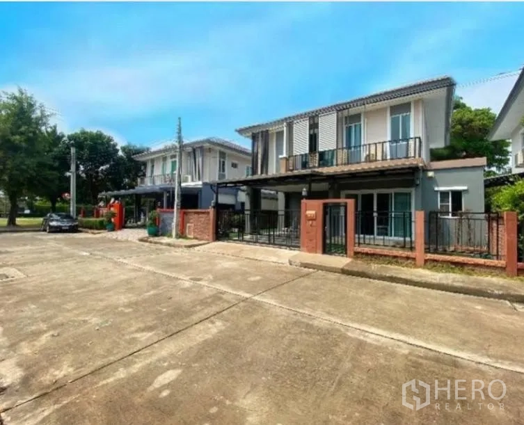 独栋房屋 for rent in Suan Luang, Bangkok - 双层独立屋，带前院围栏与楼上阳台。