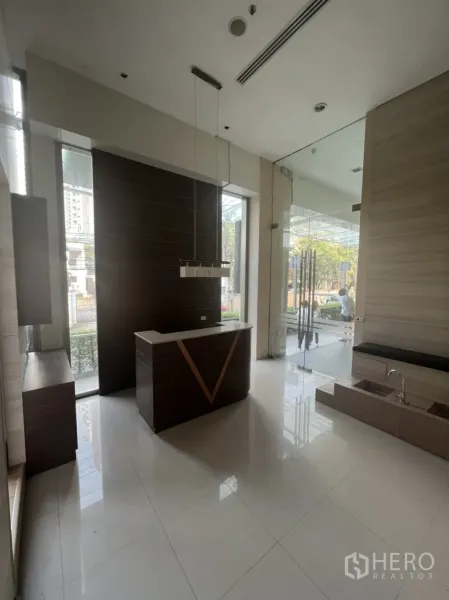 Retail Space for rent in Watthana, Bangkok - Bright reception area with high ceiling, modern counter and large glass entry.