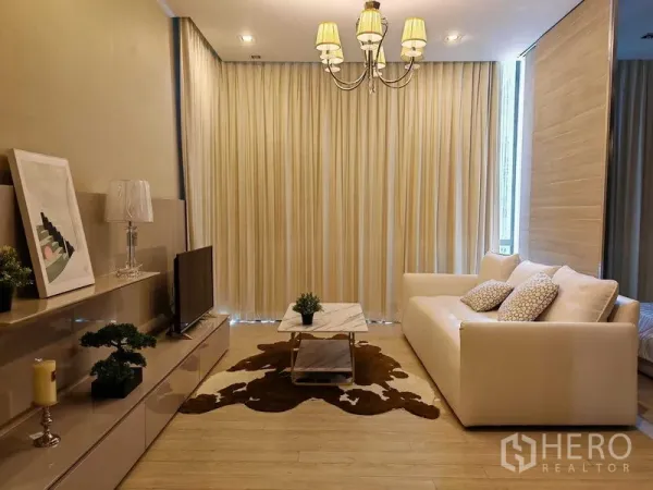 公寓 出租在Watthana, Bangkok - 客厅配电视柜、大理石茶几与整面窗帘